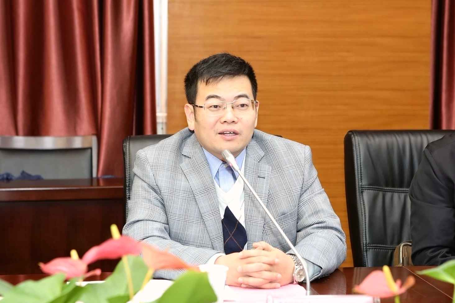 董事长王宇翔讲话校长李北群致辞邓志良副校长主持交流座谈参观气象台
