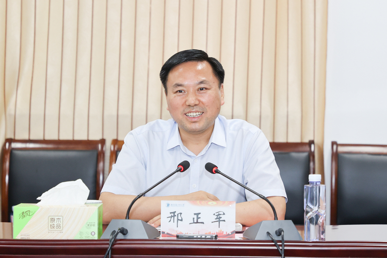 南京市委常委江北新区党工委书记邢正军一行来校调研指导